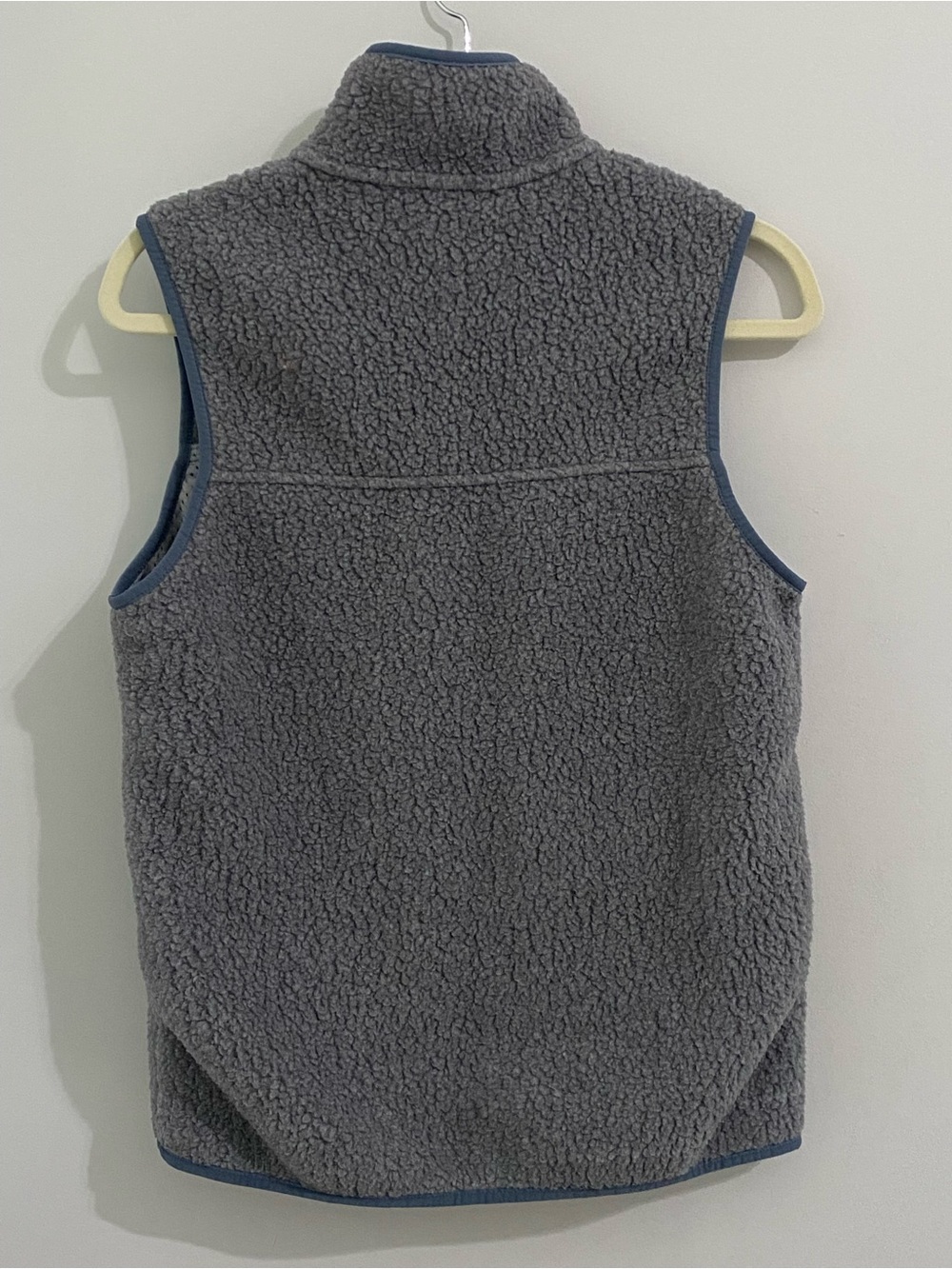 Patagonia Women’s Gray Sherpa Fleece Vest with slate Blue Trim-M - Picture 2 of 4